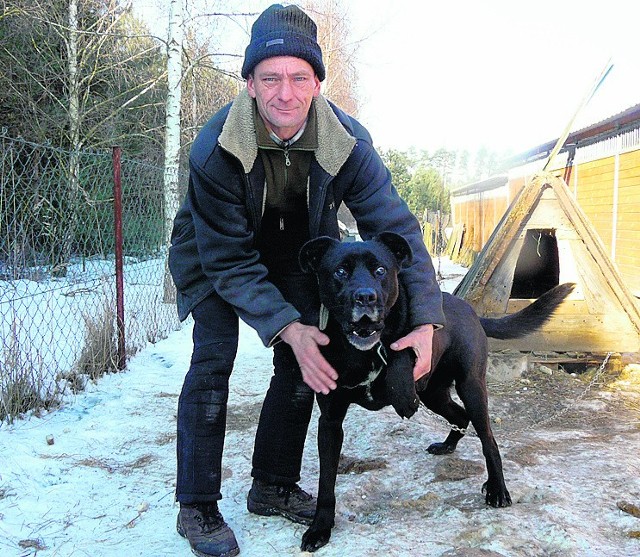 Pan  Waldek z niewidomym Murzynkiem. To jeden z największych psów  w przytulisku. Człowieka poznaje węchem