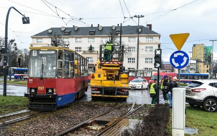 Wypadek na rondzie Jagiellonów w Bydgoszczy. Spore opóźnienia w kursowaniu tramwajów! 