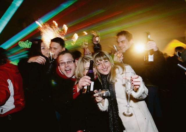 Gdańszczanie witali 2009 rok na Targu Węglowym. O szampański nastrój zadbały zespoły grające przeboje Elvisa Presleya i Queen