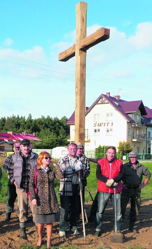 Mieszkańcy nie chcą słyszeć o zdemontowaniu krzyża.