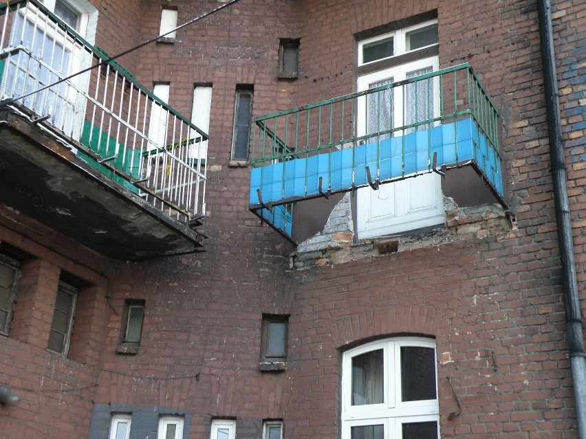 W Mysłowicach z kamienicy oderwał się balkon
