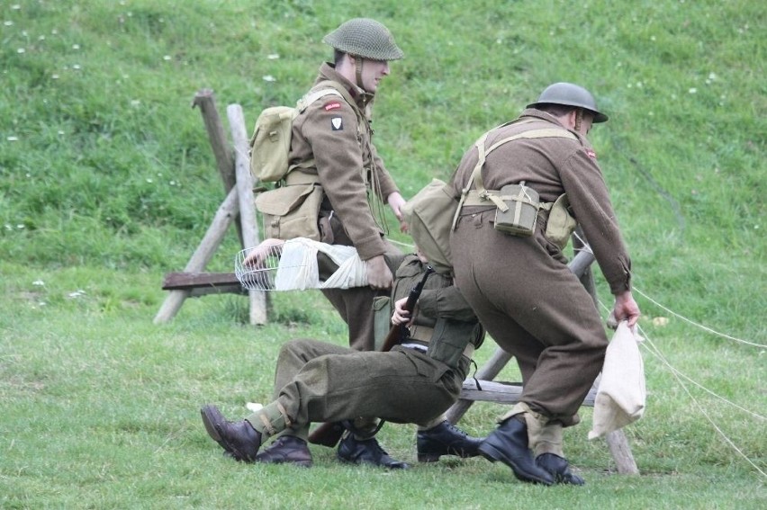 Zamek Ogrodzieniecki w Podzamczu przyciągnął fanów militariów [ZDJĘCIA i VIDEO]