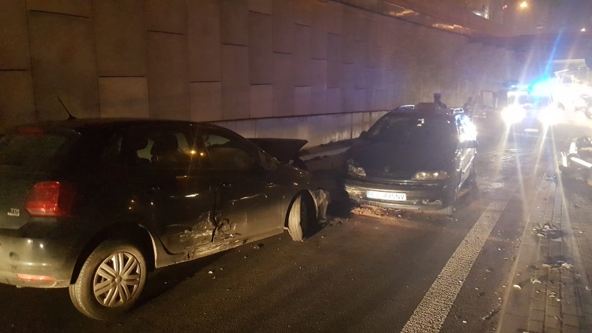 Wypadek w tunelu na trasie W-Z w Łodzi. Ranna kobieta [ZDJĘCIA]