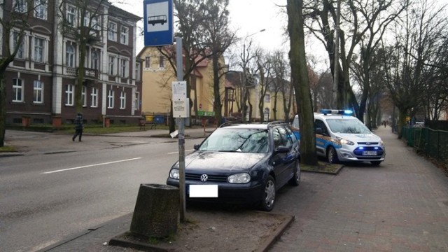 Zastawił golfem przystanek autobusowy