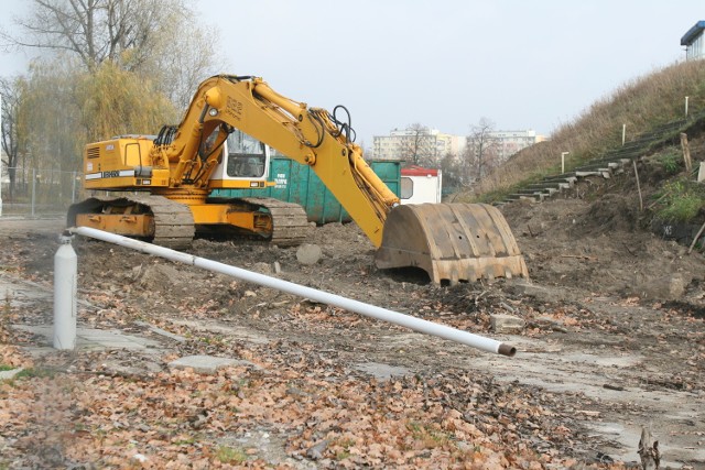 Podwykonawca zaczął rozbierać płot ŁKS-u. Konsorcjum, które miało budować nowy stadion nie zapłacił za ogrodzenie.