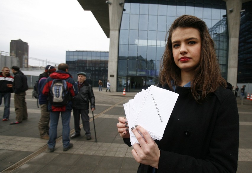 Katowice: Młodzi Demokraci rozdawali ulotki przypominające o Stalinogrodzie [ZDJĘCIA]