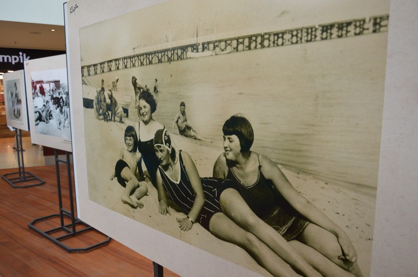 W Galerii Klif otwarto wystawę o życiu towarzyskim na gdyńskiej plaży w latach 20. i 30. ZDJĘCIA 