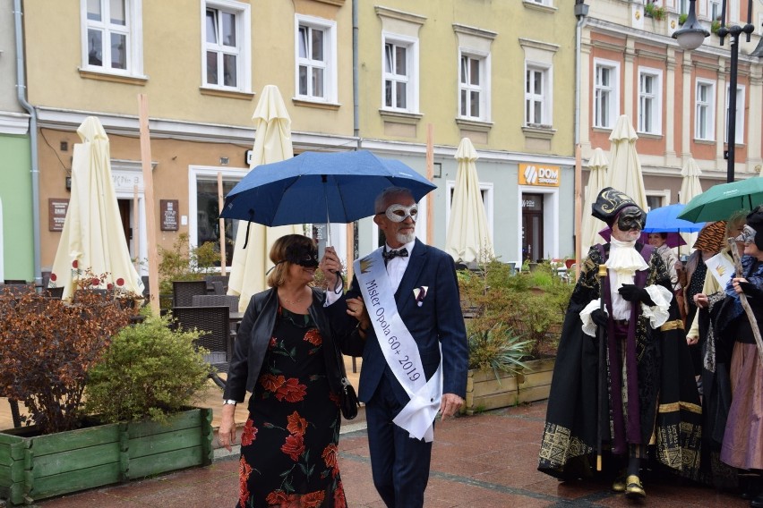 23. Opolskie Dni Seniora rozpoczęte w rytmie "Deszczowej piosenki" i pod parasolami 