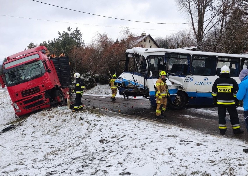 Wypadek w Manasterzu w pow. przeworskim. Autobus zderzył się z ciężarówką przewożącą drewno. Są ranni [ZDJĘCIA]