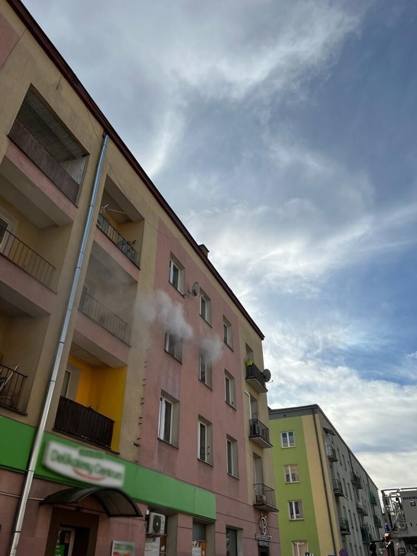 Nowy Sącz. Pożar i kłęby dymu z okien bloku przy ul. Zółkiewskiego. Jedna osoba trafiła do szpitala