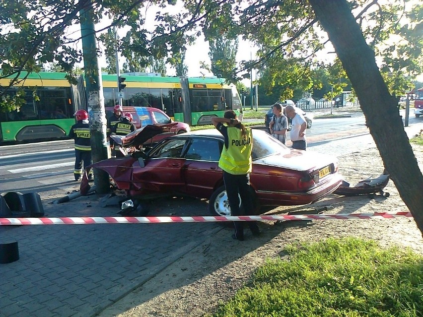 Jaguar został rozbity. Kierowca przeżył, bo miał kierownicę...