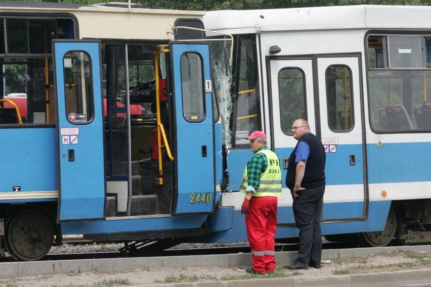 Zderzenie tramwajów na placu Społecznym (ZDJĘCIA)