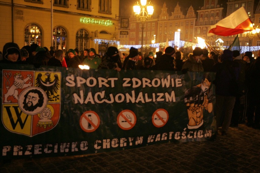 Wrocław: Marsz narodowców z pochodniami w centrum miasta (ZDJĘCIA, FILM)