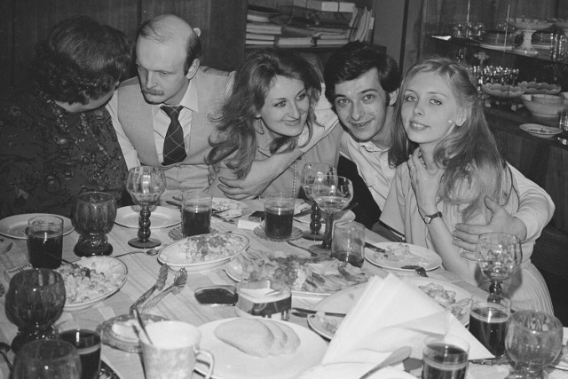 Organizacja wesela w PRL-u stanowiła nie lada wyzwanie. Na zdjęciu: goście weselni Zofii Rutowskiej przy stole, podczas przyjęcia weselnego w prywatnym mieszkaniu (ślub cywilny Zofii Rutowskiej w Krakowie), 1980 rok.