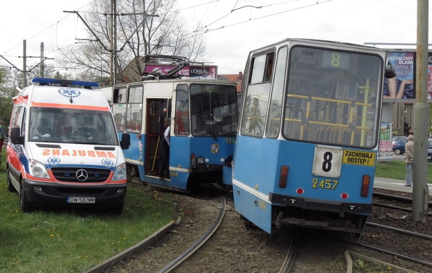 Wrocław: Zderzenie tramwajów na Żmigrodzkiej (ZDJĘCIA)