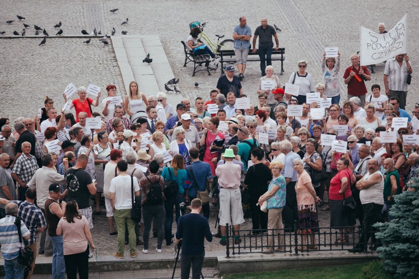 Radni PiS Grażyna Szabelska i Krystian Frelichowski...