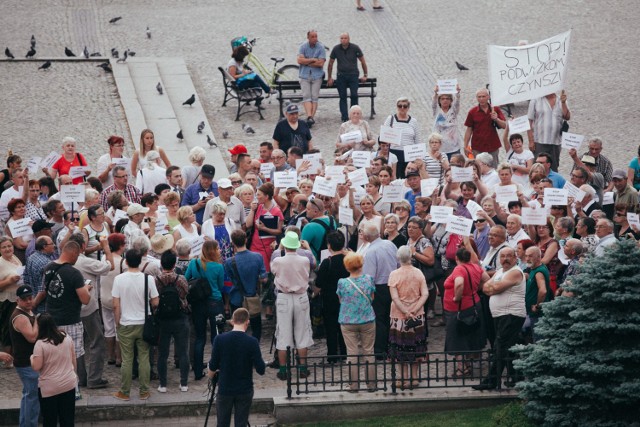 Radni PiS Grażyna Szabelska i Krystian Frelichowski zaprosili mieszkańców Bydgoszczy, którzy chcą protestować przeciwko podwyżkom w mieście.