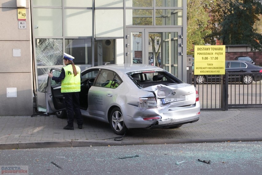 Wypadek na ul. Królewieckiej we Włocławku. Samochód wjechał w budynek [zdjęcia]