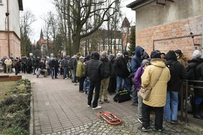 Śniadanie wielkanocne dla potrzebujących w Sopocie. 250 potrzebujących osób mogło zjeść świąteczne potrawy [zdjęcia]