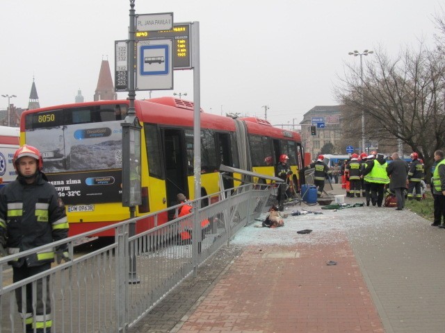 Wrocław: Autobus staranował przystanek na pl. Jana Pawła II. Jedna osoba nie żyje (ZDJĘCIA, FILM)