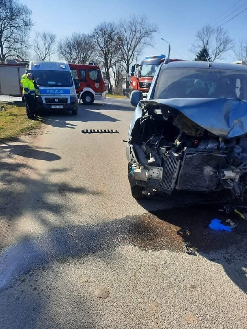 Groźny wypadek w m. Trutnowy (gm. Cedry Wielkie). Dwie osoby zostały ranne 24.03.2022 r.