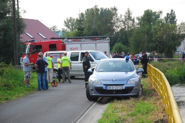 Rzeka płynie tuż przed domem babci jednej z dziewczynek. Ciała dzieci znaleziono w wodzie wczoraj około godziny 13