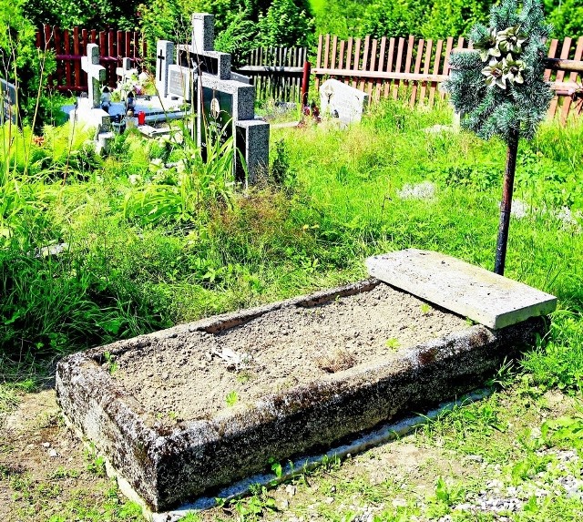 W jednym z grobów były zakopane zwłoki noworodka