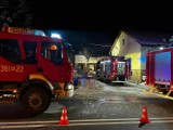 Duża akcja gaśnicza w Siemiechowie pod Tarnowem. Strażacy gasili pożar budynku, w którym prowadzona jest obróbka drewna
