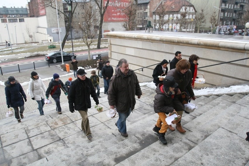 Święcenie pokarmów w katedrze w Katowicach