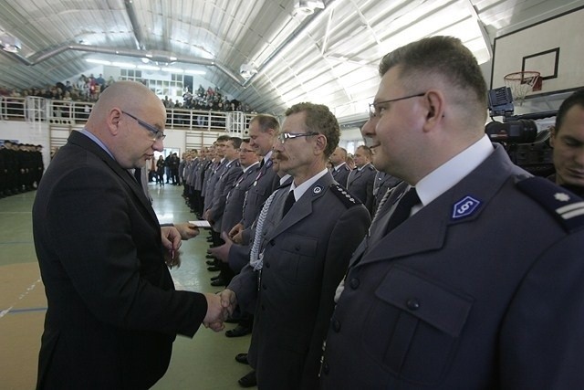 Odznaczenia Zasłużony policjant wręczał Śląski Komendant...