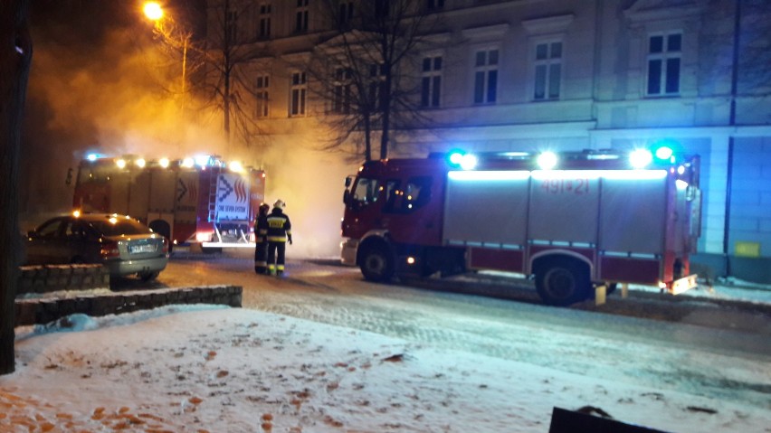 Groźny pożar piwnicy w budynku mieszkalnym przy Alejach Powstańców Wielkopolskich w Krotoszynie [ZDJĘCIA]