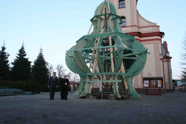 Drewniana konstrukcja kopuły stoi przed wejściem do świątyni. Na zdjęciu Marek Profaska i ksiądz Roman Kiwadowicz