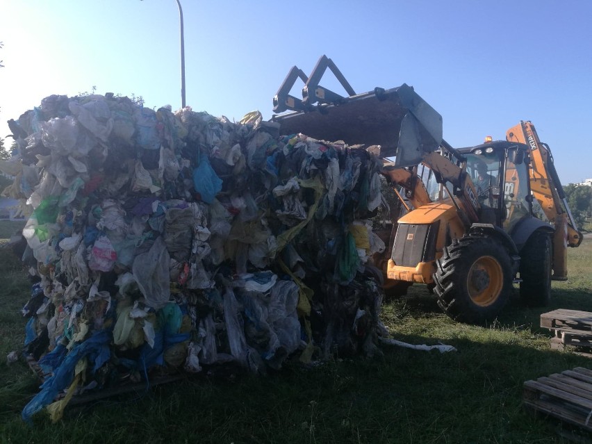 Jastrzębie-Zdrój: wielka góra plastiku pojawiła się w...