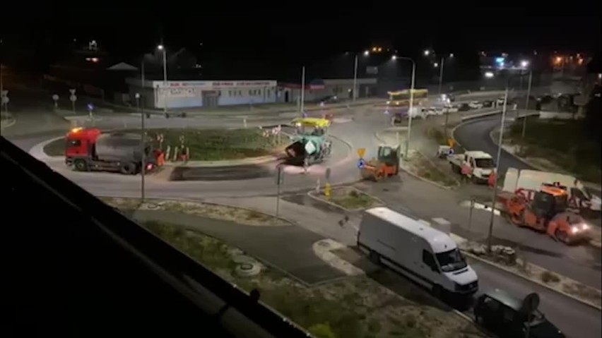 Nocne układanie asfaltu w Kielcach przeszkadza mieszkańcom. Przysłali film z ulicy Witosa [WIDEO, ZDJĘCIA]