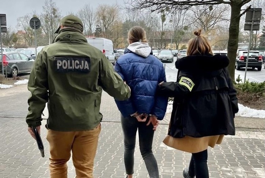 Policjanci z Wydziału Przestępczości Gospodarczej w Poznaniu...