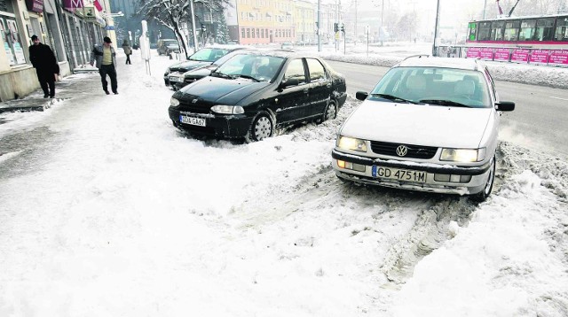 Za abonamenty na parkowanie  w Gdańsku słono się płaci, mimo to trudno znaleźć odśnieżone miejsce postojowe