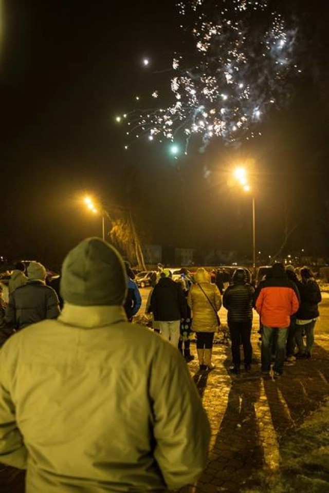 Władysławowo: DJ i kolorowe niebo

Wakacyjna Stolica Polski w sylwestrową noc spać na pewno nie będzie. Co więcej, atrakcji związanych z przywitaniem 2017 roku będzie co nie miara. Impreza tradycyjnie - zacznie się w samym centrum miasta, czyli przy Domu Rybaka. To od lat miejsce spotkań mieszkańców. 

Projekt „Sylwester przy ratuszu” ruszy dokładnie na godzinę przed uroczystym odliczaniem. O 23 za konsoletą stanie DJ White Boy. Elektroniczne brzmienia urozmaici wokal i saksofon. W ostatnich minutach starego roku na scenie pojawi się burmistrz Roman Kużel, który złoży noworoczne życzenia wszystkim zebranym. A potem? Jakżeby inaczej - widowiskowy pokaz fajerwerków. Niebo nad miejskim ratuszem rozświetli się kolorami. Cała impreza potrwa do godz. 1. 
-&nbsp;Serdecznie zapraszamy na wystrzałową imprezę i wspólne przywitanie Nowego Roku! - zachęcają w CKPiS Władysławowo