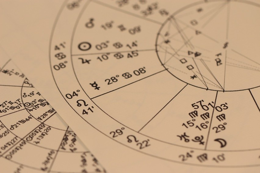 Astrologia to dziedzina, która zajmuje się badaniem wpływu...