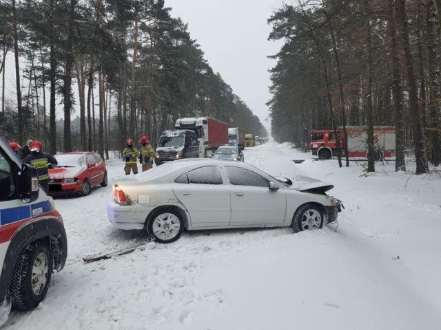 Wypadek w gminie Kluki na DK74, 8.02.2021. Utrudnienia w ruchu. Droga jest całkowicie zablokowana