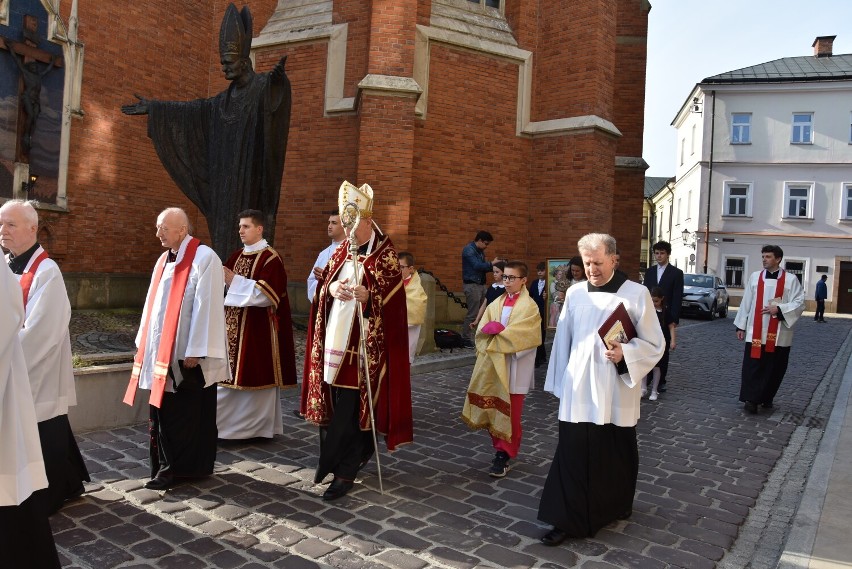 W sobotę (13 kwietnia) relikwie dotarły do diecezji...