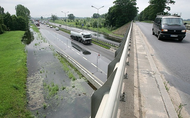 Policja, strażacy z pompami i kierowcy, którzy tkwią w korku na zwężonym odcinku. Tak od trzech dni wygląda autostrada A4