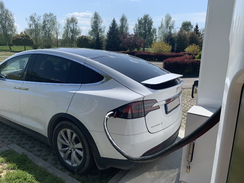 [ZDJĘCIA] Piękne samochody Tesla pod hotelem Blue Diamond. Ładowarka sprawdza się i przyciąga kierowców z całej Polski