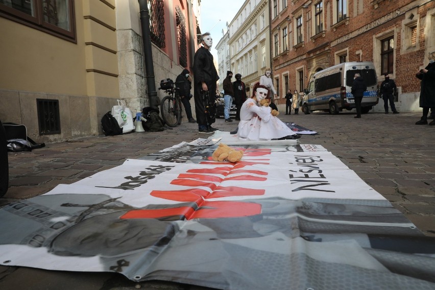 Protest na ulicy Kanoniczej, gdzie mieszka kardynał...