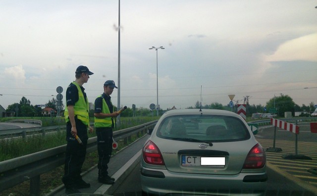 Sobotnia akcja policji wzbudziła nerwowość u kierowców, gdyż na drodze utworzył się kilkusetmetrowy korek. 


Policyjna akcja "Rękaw" w Toruniu