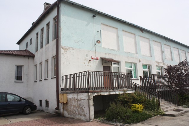 Budynek przedszkola, które znajduje się we Włodowicach bez wątpienia nadaje się do remontu.