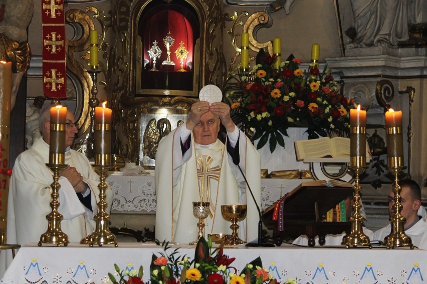 Zbąszyń. Msza św. koncelebrowana pod przewodnictwem Biskupa Grzegorza Balcerka. Festiwal Dud Polskich