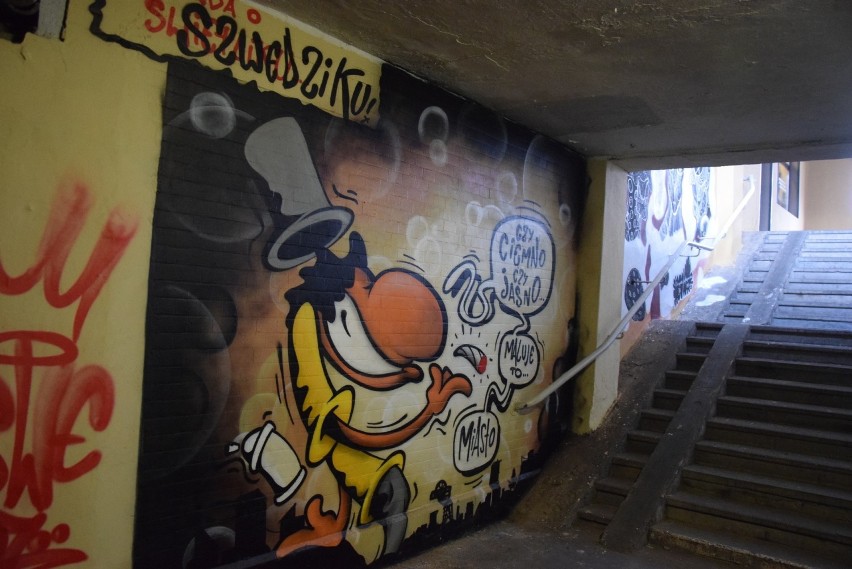 Kolorowe graffiti na ścianach przejścia pod dworcem kolejowym w Bytomiu