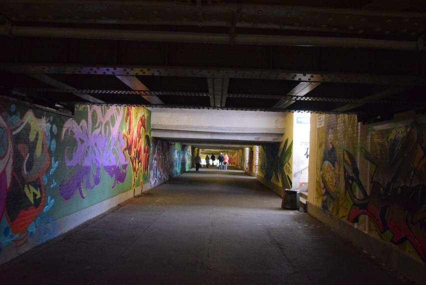 Kolorowe graffiti na ścianach przejścia pod dworcem kolejowym w Bytomiu