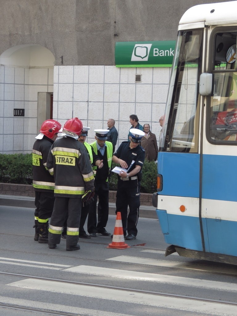 Wrocław: Tramwaj potrącił kobietę na pasach (ZDJĘCIA)