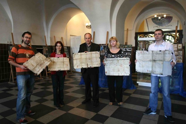 Pracownicy muzeum pokazują bezcenne dokumenty z XVII wieku